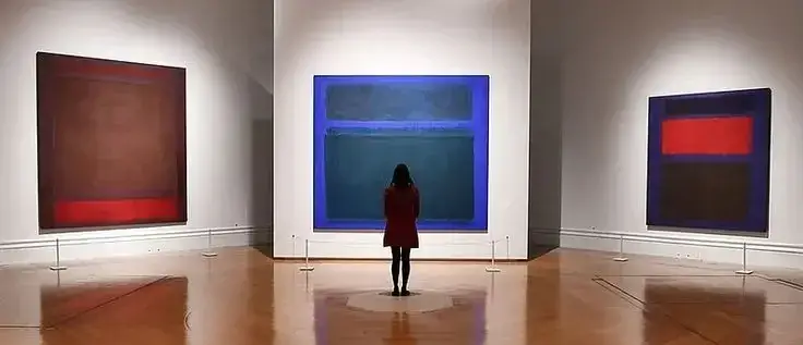 ragazza davanti ad un opere dell' artista